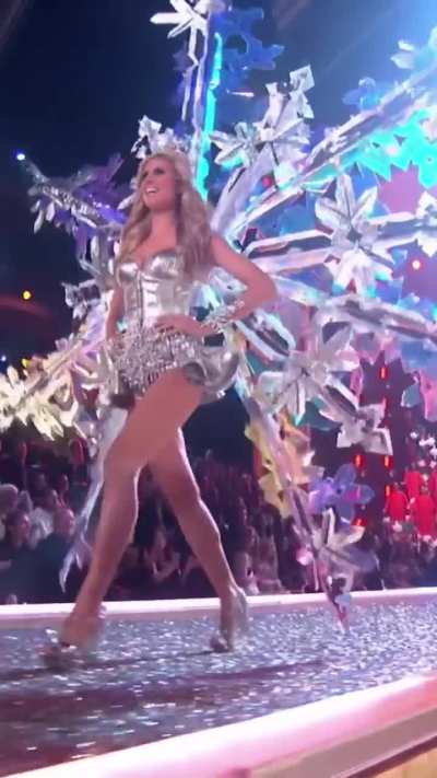 Heidi walking in the 2007 Victoria&rsquo;s Secret Fashion Show.