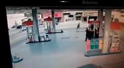 Fusca se revolta e larga motorista em posto