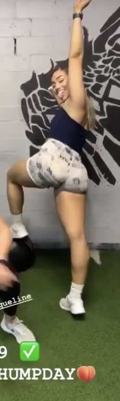 Cut out her boring sister lol 😍