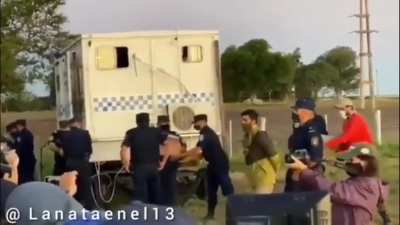 Universo paralelo: La policía está quitándole los víveres a los usurpadores del campo de la Flia Etchevehere