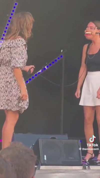 This ventriloquist ad-libbing off an audience member's body language 