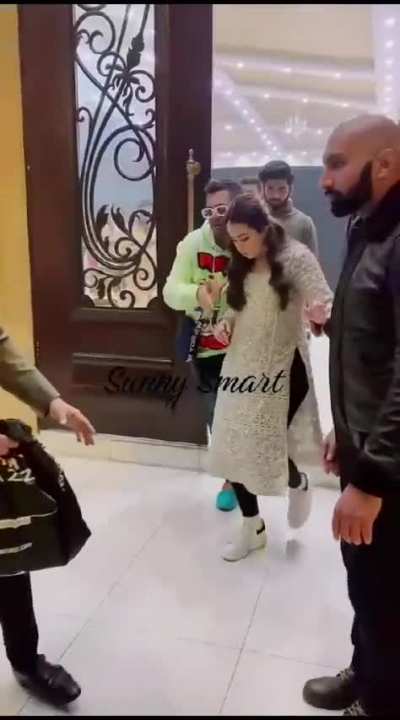 Sana javed ki sexy thigh all makeup men will have enjoyed alot
