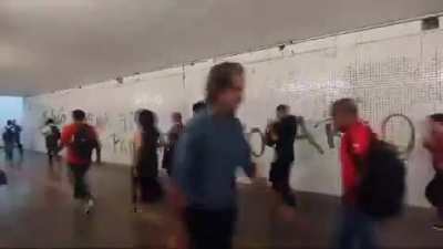 "Toma a&iacute; tua privatiza&ccedil;&atilde;o, ot&aacute;rio.", pixa&ccedil;&atilde;o no metr&ocirc; de BH. Cr&eacute;dito/fonte: @velosomov