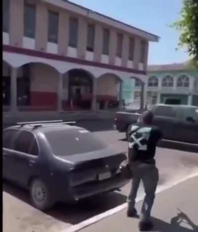 CJNG firing at the Municipal Presidential building in Jiquilpan, Michoac&aacute;n moments ago.