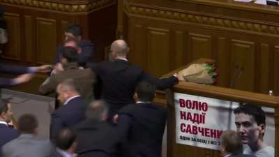 Opposition MP tries to remove prime minister of Ukraine from the podium (2015)