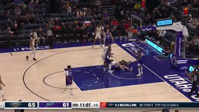 [Highlight] Zion gets to the rim with an acrobatic finish