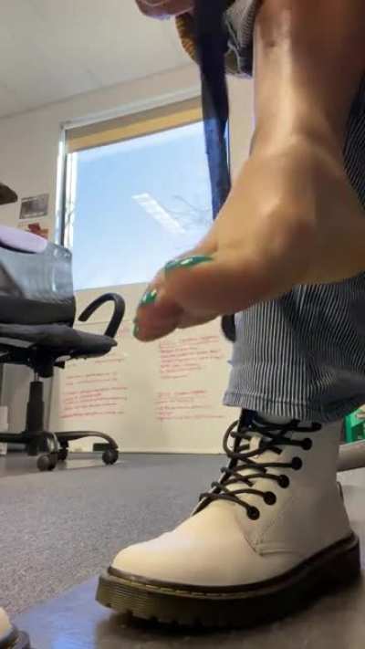 A little office outfit change for u/ADoc57 who gifted me these nylon socks! Can&rsquo;t wait to get them sweaty for you to enjoy.