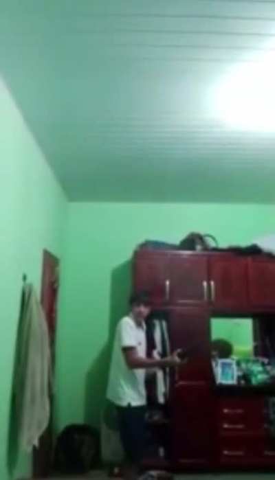 Kid finds dad&rsquo;s shotgun