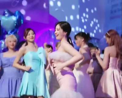 Dahyun vibing on "The Feels"