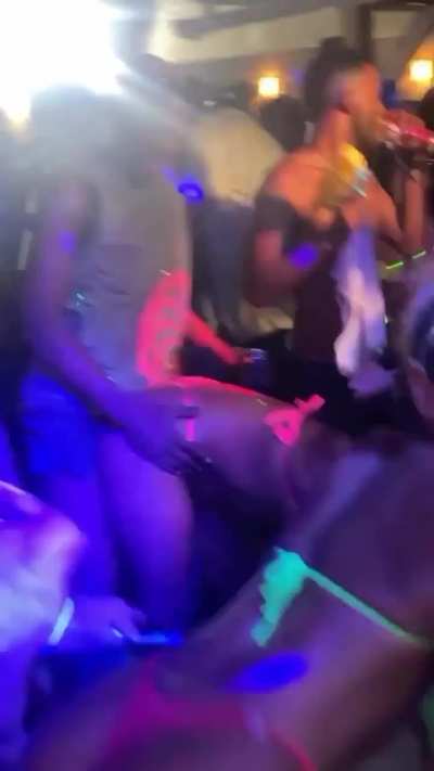 9vinhas fazendo crescer o PIB com a alta da cota&ccedil;&atilde;o de bumbum no baile.