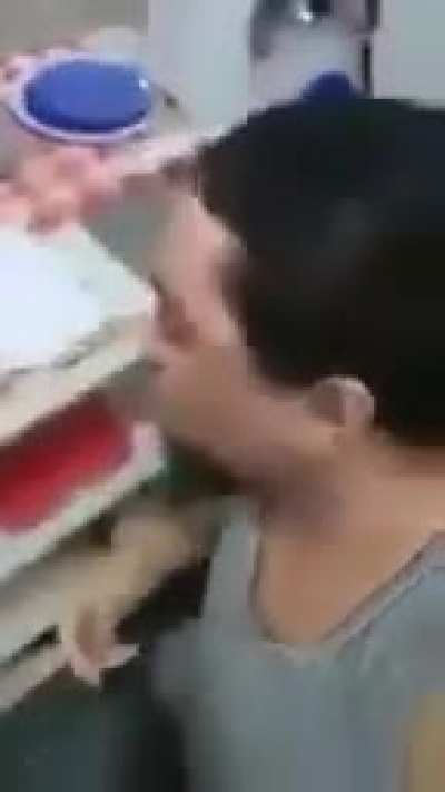 T&atilde;o bom ver um morador de rua ser ajudado por uma alma caridosa! Esse ta feliz e satisfeito.