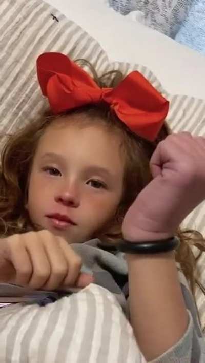 Daughter gives friends &ldquo;bracelets&rdquo;