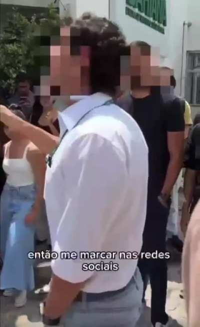 Estudantes fecham a entrada da Escola Bahiana de Medicina (EBMSP)