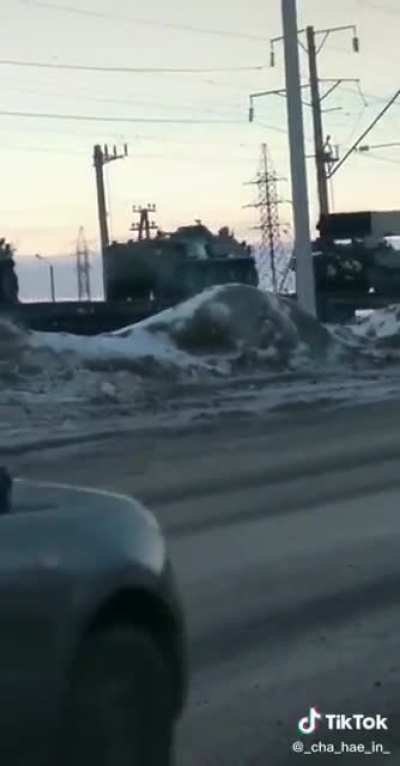 Heavy equipment is being pulled to the borders with Ukraine all day. This time, the network got footage of the movement of a huge train from the CBT "Solntsepek" through the Lipetsk region in a south-westerly direction. Also in the composition were trucks