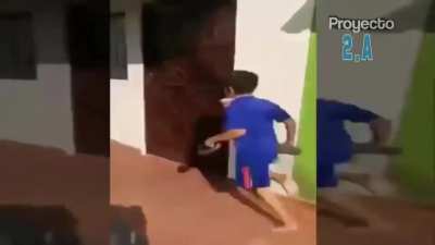 ni&ntilde;o corriendo de la policia con musica de bob esponja
