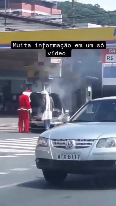 T&aacute; vendo, Papai Noel? Eu te falei pra n&atilde;o trocar o seu tren&oacute; por um Marea, mas voc&ecirc; n&atilde;o me ouviu e deu no que deu!