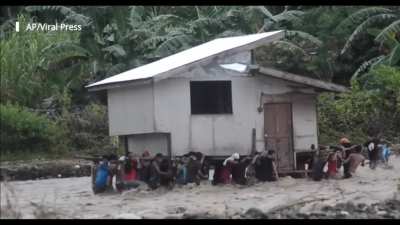 Over 40 villagers move neighbor&rsquo;s entire stilt house to avoid flash flooding