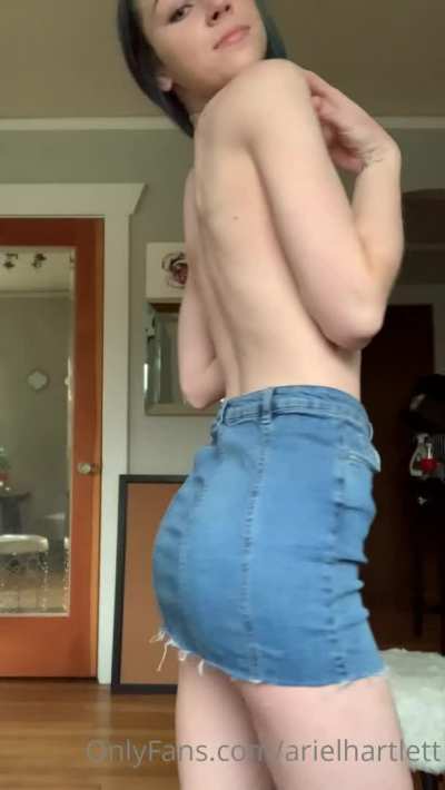 SHE'S SO HOT 🔥 CLICK ON CROSSPOST FOR MORE