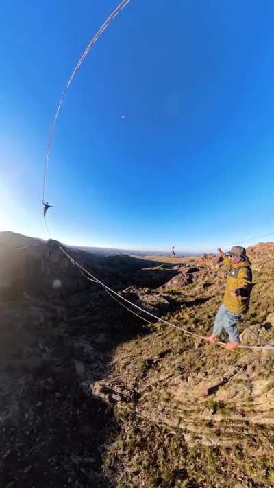 Tremendas imágenes de un bloguero a 600 metros de altura en las sierras cordobesas