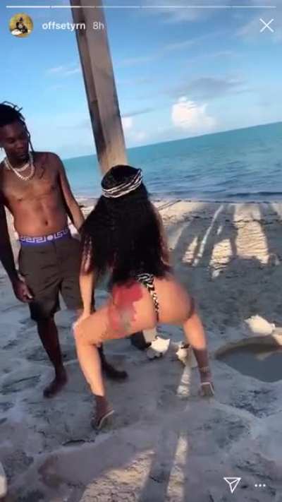 Cardi shaking ass