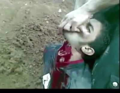 Los Zetas slit the throat of captured Sinaloa sicario. Video is around a decade old.