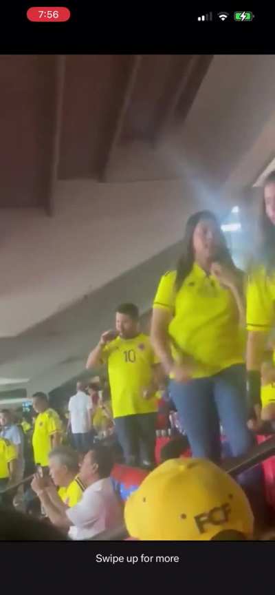 Todo el estadio gritando "fuera Petro" y sale la hija madreando el estadio. 