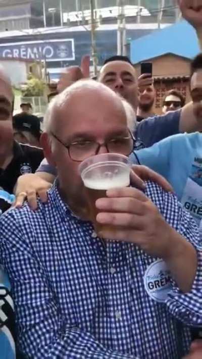 Acabou a brincadeira, Romildo acordou, est&aacute; fumando charutos em notas de d&oacute;lares. Acabou a competi&ccedil;&atilde;o, Gr&ecirc;mio ir&aacute; contratar tudo e todos, uma nova era no futebol mundial, o gremismo &eacute; real e o super&aacute;vit existe e &eacute; verdadeiro.