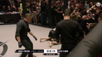 First time I&rsquo;ve seen someone win a 1v2 MMA fight