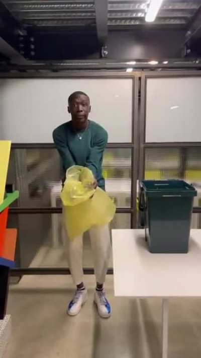 Trash Moments 🗑️🗑️