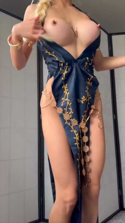 Queen Marika flexing her muscles (cosplay by peachyazngirly)