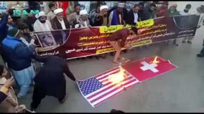 Most intelligent mob in Paxtan🤮🤮🤮: Pakistan: Swiss &amp;amp; American flags burned for Quran burning incident in Sweden
