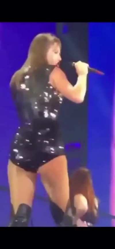 do any of y&rsquo;all want her to sit on your face too? or is it just me?