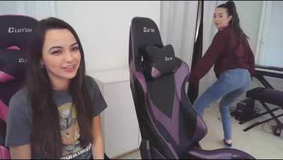 Roni "twerking" her cute little ass 🍑🥵