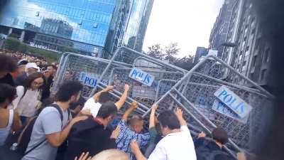 Halk, CHP İstanbul İl Başkanlığı &ouml;n&uuml;ndeki polis barikatlarını yıktı!