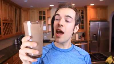 Sporcular i&ccedil;in olduk&ccedil;a lezzetli bir protein shake tarifi, bayılacaksınız. Kaydetmeniz i&ccedil;in yorumlara da yapılışını yazarım. (Kanalın ismi Jacksfilms, g&uuml;zel kanaldır izlemenizi tavsiye ederim.)