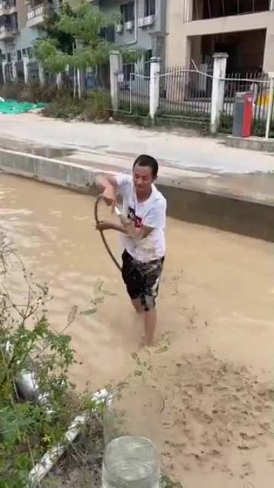 This man uses his self made water purifier to filter dirt from water