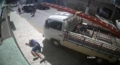 MUGGER HAS A BAD DAY