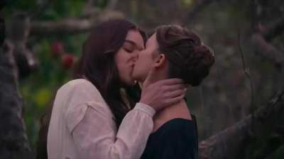 Hailee and Ella Hunt. Dickinson, S1 E1.