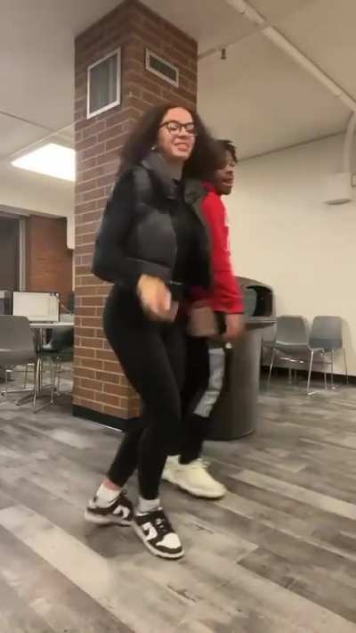 Dam 🍑