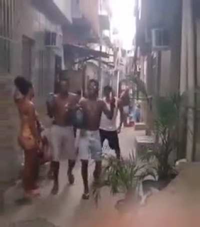 Eu e meus compasas chegando pra vacinar!