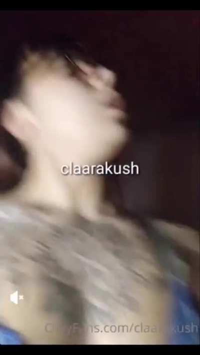 Clara Kush toc&aacute;ndose