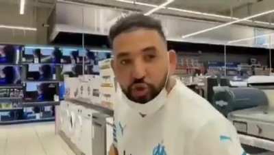Cezinha quando v&ecirc; que na loja onde ele entrou tem funcion&aacute;rio pobre