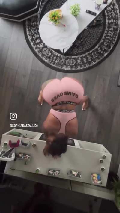 🍑 twerking 
