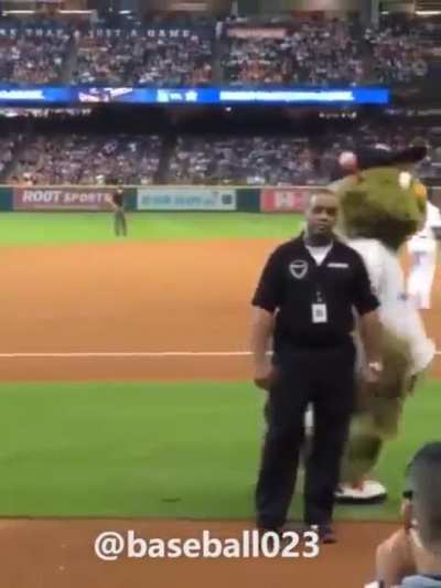 Mascot dancing to Beyonc&eacute;'s Single ladies.