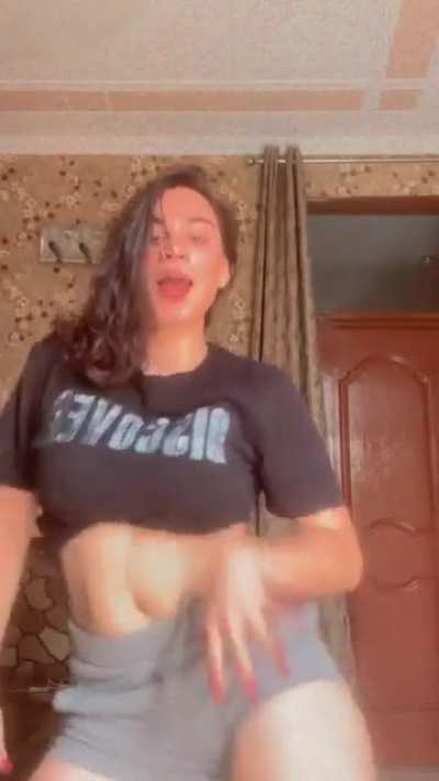 Sali shrishti raand ki phuli hui mulayam thighs kese matak rahi hain 💦