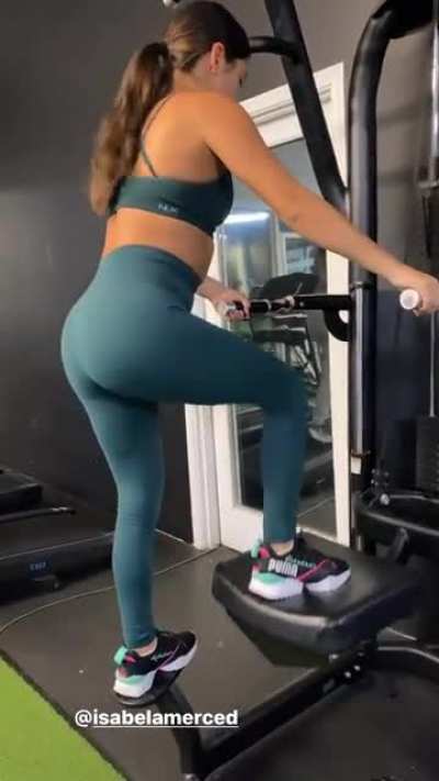 isabela Merced 1