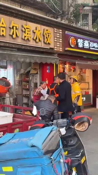 30日成都（营门口为民路）一句骂娘，让大哥失控了