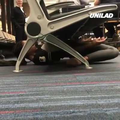 Airport limbo skills - don&rsquo;t look at me