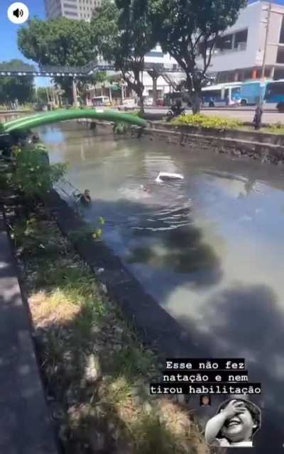 Uber cai com o carro e passageiro dentro de rio na Presidente Vargas