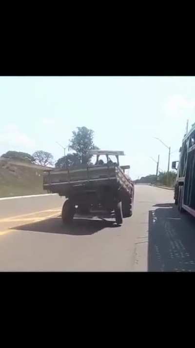Es un d&iacute;a feliz y la camioneta lo sabe